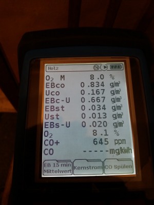 Heute mal abfotografiert, könnte sein dass ich´s vor zwei Jahren falsch interpretiert habe. Das Gerät rechnet hier wohl schon direkt auf 13% Restsauerstoff um. Die kleinen Werte sind wohl jeweils die Messtoleranz die dann auch noch abgezogen wird.